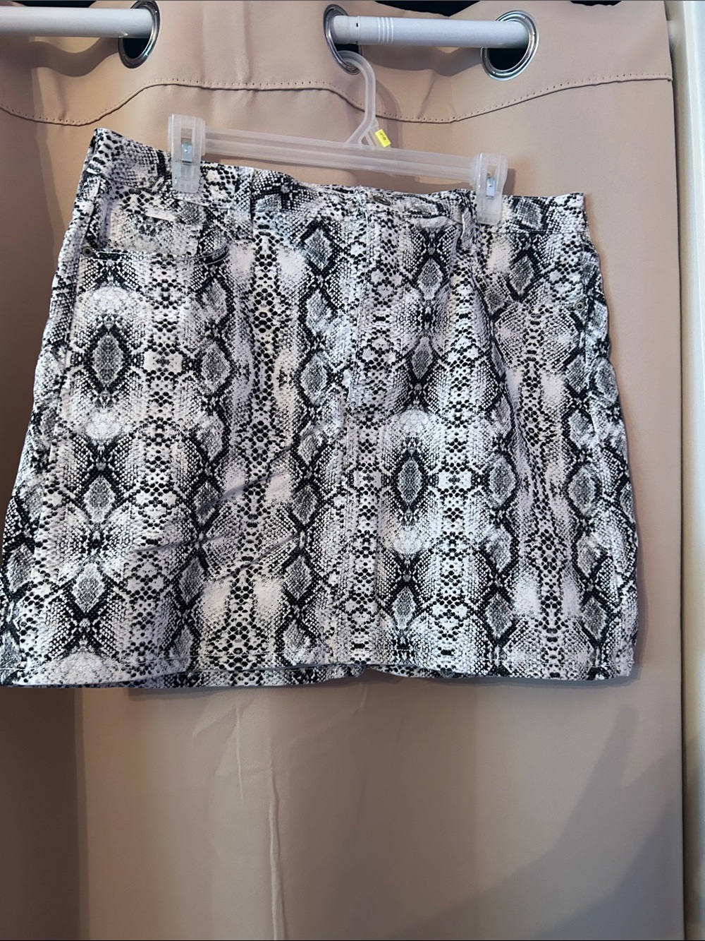 Arizona Jean Company Black & White Snake-Print Mini Skirt